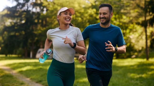 lopend koppel met nanodeeltjes in sportkledij